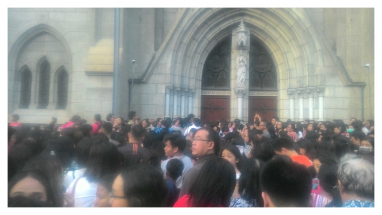 Umat Katolik antusias menyambut pahlawan yang bertanding di Asian Games pada misa syukur di Gereja Maria di Angkat ke Surga Paroki Katedral Jakarta Pusat
