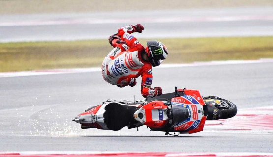 Pembalap Ducati Jorge Lorenzo terjatuh (Sumber : Bola.com)