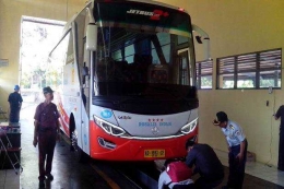 Tampak kendaraan antar kota antar provinsi tengah melakukan uji kir.(Foto: Arief Setiadi/Koran SINDO)