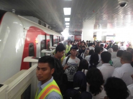 Antusiasme warga ikut uji coba LRT Jakarta. (Foto: R. Andi Widjanarko, ISJ)