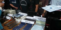 Barang bukti KIR yang disita aparat Polres Metro Jakarta Timur dari para calo KIR. (megapolitan.kompas.com)