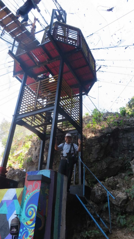 Penulis siap ke menara Helena Sky Bridge, Bantimurung (koleksi pribadi)