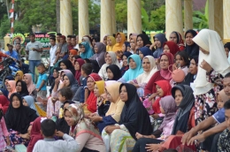 Tampak ibu-ibu sangat antusias menyaksikan acara penyambutan tahun baru Islam di halaman Mesjid Jamik Peudaya (dok. Maulana Marwan, ST) 