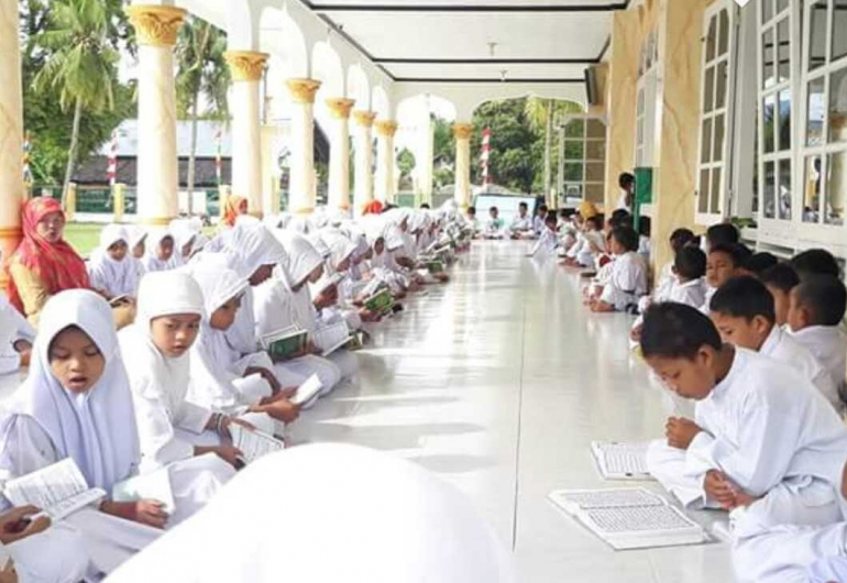 Anak-anak melakukan pengajian membaca surat Yasin di Mesjid Jamik Kemukiman Peudaya (sumber foto: www.facebook.com/kemukiman.peudaya)
