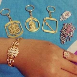 Berbagai perhiasan atau aksesoris yang dikembangkan bersama motif Pinto Aceh. (Sumber foto: www.online-instagram.com)