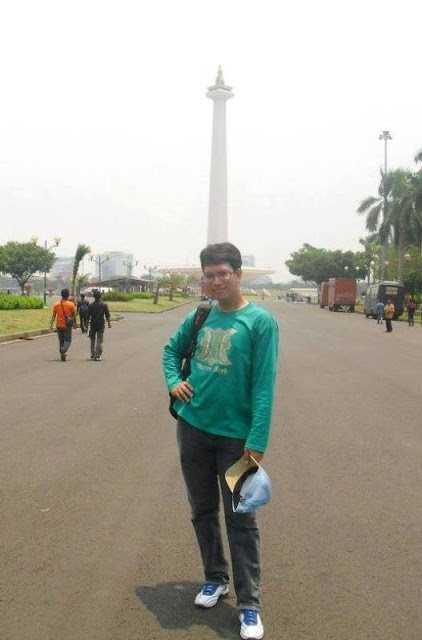 Foto saya di monas dengan baju hijau bermotif pinto Aceh (dok pri).