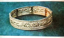 Taloe Gulee atao Taloe Jaroe (tali jari/gelang), yaitu perhiasan tangan wanita Aceh yang dibuat dari beberapa rantai kecil dan dihiasi dengan bentuk dedaunan yang kecil, dimana terdapat dua bagian kepala (oelee) yang keduanya dihubungkan (disatukan) oleh suatu ganceng (kancing). (Sumber foto: http://atjehpusaka.blogspot.co.id/