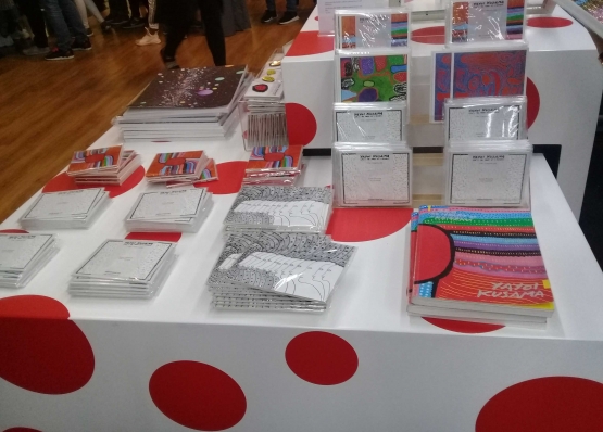 berbagai macam merchandise khas Yayoi Kusama. iIlustrasi: dokpri.