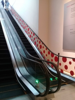 Eskalator Polkadot di Museum MACAN. Ilustrasi: dokpri.