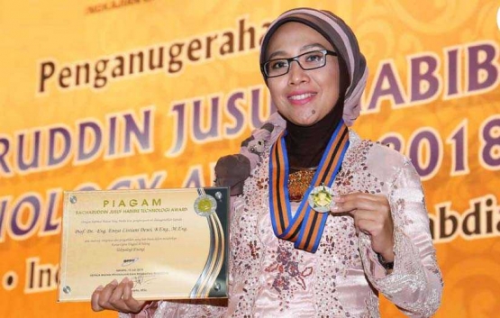 Prof. Eniya Listiani Dewi saat dianugerahi BJ Habibie Awards 2018 | Sumber gambar: harianterbit.co