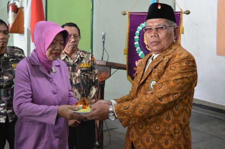 Ketua Pepabri Kab/Kota Mojokerto Letkol Purn M. Shodiq Menyerahkan Potongan Tumpeng Kepada Ketua PERIP Mojokerto