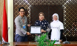 Saya bersama Kepala Puspiptek Sri Setiawati dan Peneliti LIPI Dieni Mansur saat penyerahan penghargaan Anugerah Pewarta Puspiptek 2018 secara simbolis | Sumber gambar: Penerbit Read