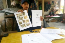 Eko Purnomo (37) tengah memperlihatkan surat sertikat rumah saat ditemui di rumah kontrakannya.(KOMPAS.com/AGIEPERMADI)