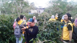 Gambar 4, Para mahasiswa dari berbagai negara melihat proses pembibitan dan turun ke kebun kopi (Doc. FMT)