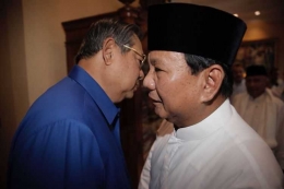 SBY menyambut kedatangan Prabowo. Foto: KOMPAS.com/Abror Rizki