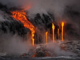 Letusan gunung berapi akan disertai banjir lahar panas yang mengalir ke daerah di bawah gunung, tak terkecuali permukiman penduduk (Photo: www.nationalgeographic.co.uk)