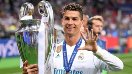 Ronaldo dengan Trofi Liga Champions bersama Madrid (Foto Fourfourtwo.com)