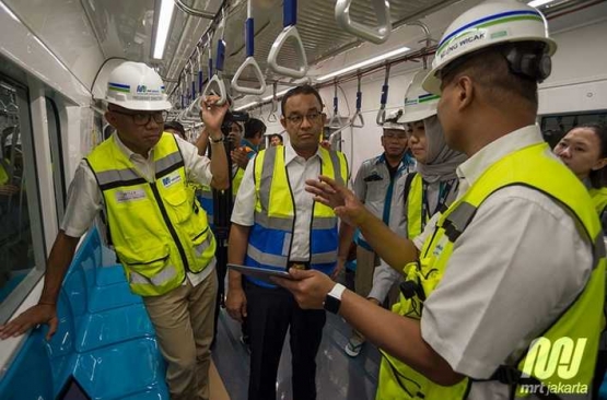 Gubernur DKI Jakarta Anies Baswedan saat meninjau testing & commisioning kereta MRT Jakarta dan progress pembangunan Depo dan Stasiun pada bulan Agustus 2018. (Dok. PT MRT Jakarta)