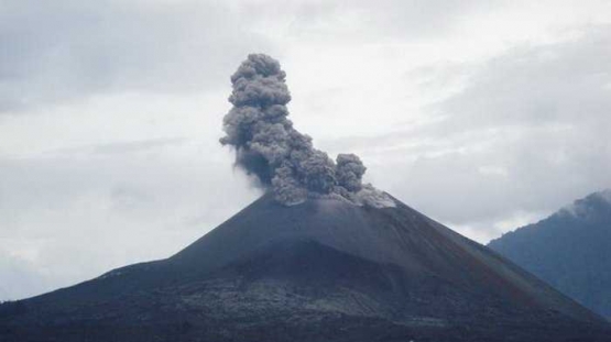 Saat Gunung Anak Krakatau terus-menerus mengeluarkan letusan, pemerintah melarang warga berada dalam radius 1 km dari gunung (Photo: setkab.go.id)