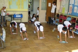 Sejumlah siswa di Jepang sedang melaksanakan kegiatan bersih-bersih kelas (sumber : vemale.com)
