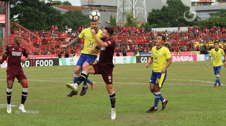 Duel dua pemain asing (Foto : liga-indonesia.id)