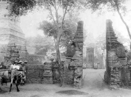 Pelataran Masjid Menara Kudus sekitar tahun 1910 - 1939. Sumber gambar dari Wikimedia bekerjasama dengan Tropen Musem