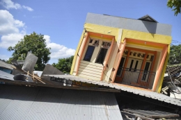 Teknologi RISHA (rumah tahan gempa) termasuk bagian dari mitigasi bencana gempa bumi sehingga warga daerah rawan bencana lebih siap untuk selamat (Photo: setkab.go.id)