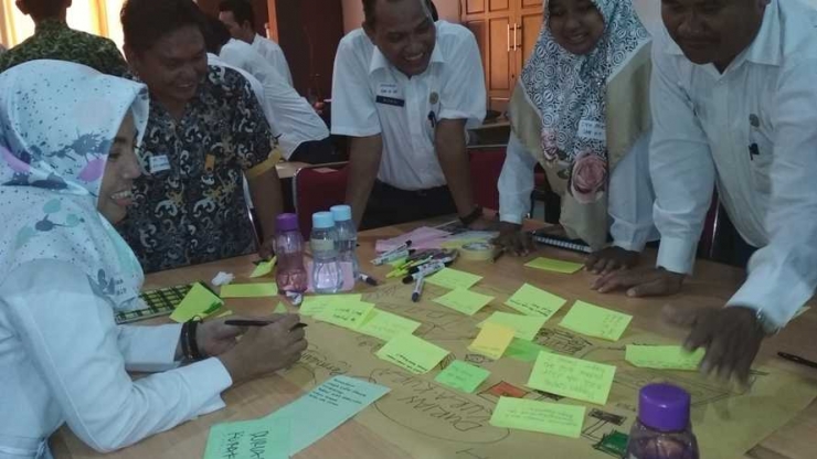 Saat masing-masing kelompok berkunjung dan memberikan komentar kepada kelompok lain melalui tulisan yang ditempel pada kertas plano. Foto dok: Yayasan Palung