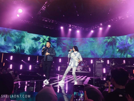 Sheila On 7 bersama penyanyi Tulus (foto:sheilaon7.com)