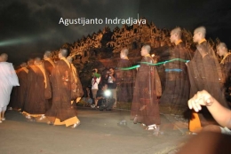                                                                                                           Pradaksina dalam upacara Hari Waisak di Candi Borobudur (Puslitarkenas)