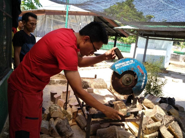 Pembuatan Xylarium di BP2LHK Makassar oleh Haris Said, S.Hut, M.Hut (Dokumentasi Pribadi)