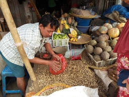 Harga kacang dan buah-buahan pun murah. Foto | Dokpri