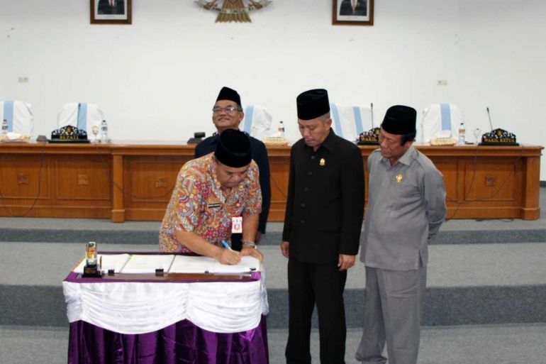 Sekda Bangka Akhmad Mukhsin menandatangani naskah pengesahan oleh DPRD Kabupaten Bangka (dok Humas Bangka) 