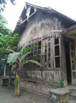Rumah yang ditempati keluarga pak Waluyo, usia rumah bergaya chalet ini sekitar 1 abad lebih. dokpri