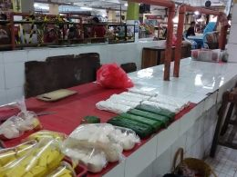 Tempe dan tahu di Pasar Kramat Jati, belum setipis ATM. Foto | Dokpri