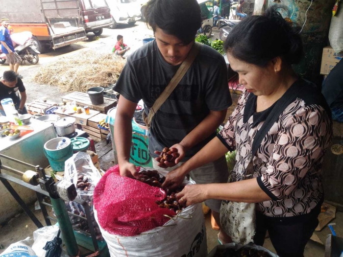 Aktivitas jual-beli jengkol di Pasar Induk Kramat jati, Jakarta Timur beberapa waktu lalu. (Dok. Aryo)