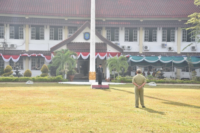 Tarmizi Saat memberikan arahan terakhir pada apel pagi bersama sebagai Bupati Bangka. (Ft.Dian/Humas)