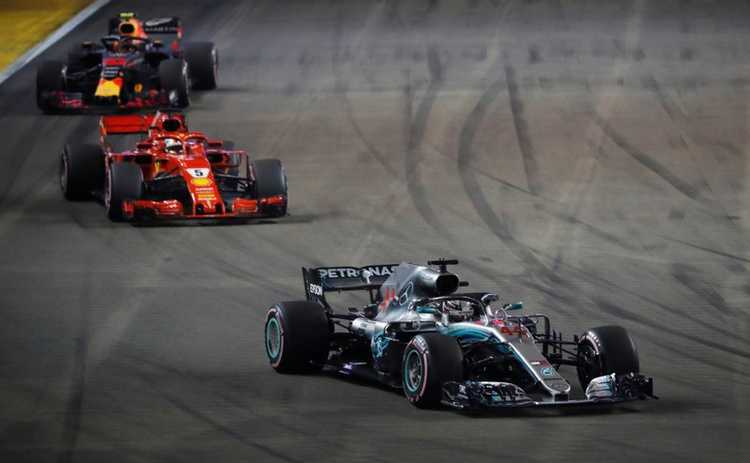 Lewis Hamilton di depan Sebastian Vettel dan Max Verstappen (Sumber: KFGO.com)