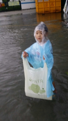 seiring pasangnya air laut, ikan ikan kecil terbawa arus kedarat, hehe bocah demen banget lihat ikat kecil2,. dikantongin deh. dokpri