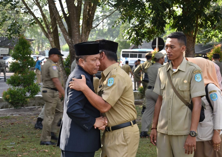 Bupati Bangka, Tarmizi Saat, berpelukan ketika salam-salaman dengan pegawai. (Ft.Dian/Humas)