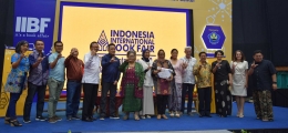 Foto bersama Kepala BEKRAF & Kepala Perpusnas RI dengan para penerima award dari Satu Pena. (Dok. Amad)