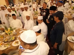 Rizieq Shihab dalam satu kesempatan lain bersama Tommy Soeharto (tribunrakyat.com).