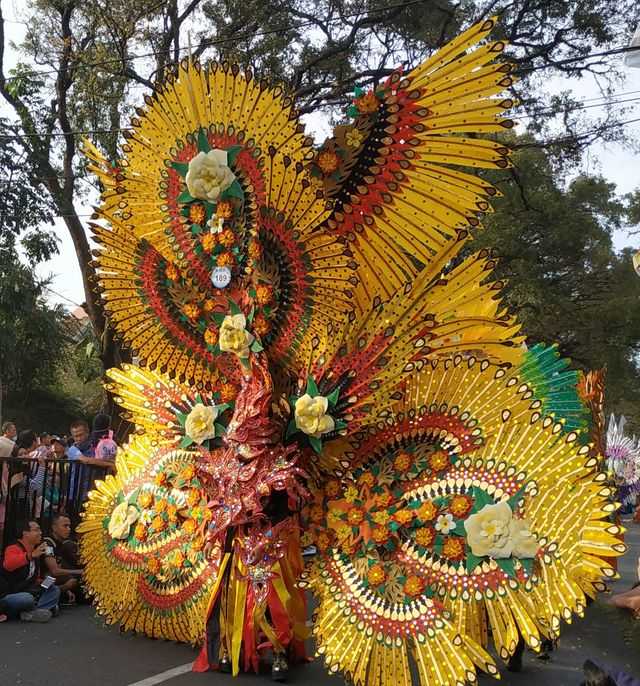 Kostum terbesar di Malang Flower Carnival 2018