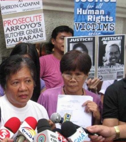 Ibu kedua korban aktif menuntut keadilan atas hilangnya anak mereka. Photo: Karapatan: 