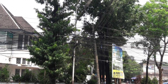 Melawai Jakarta Selatan, keindahan bangunan tua dan pohon rindang dikorupsi centang-perenang kabel di udara (Dokpri)