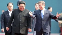 Kim Jong Un (kiri) dan Moon Jae In sumber indianexpress.com