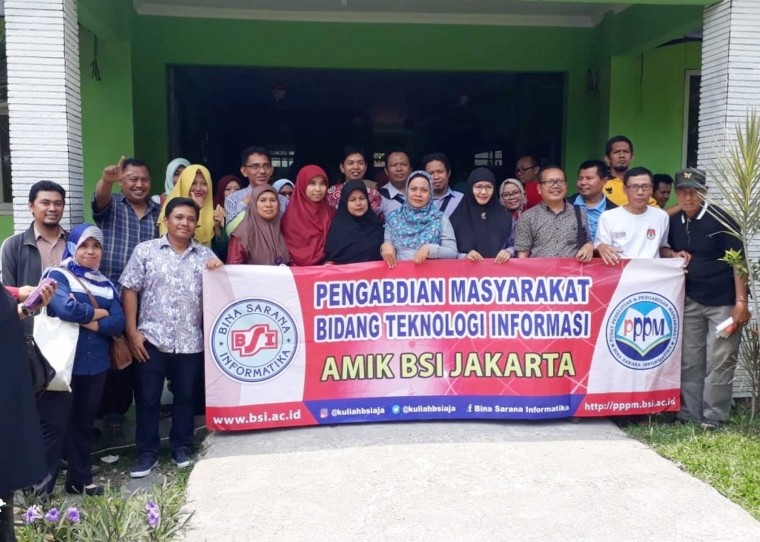 Tutor dan Peserta Pelatihan Dalam Sesi Foto Bersama|Dokumentasi pribadi