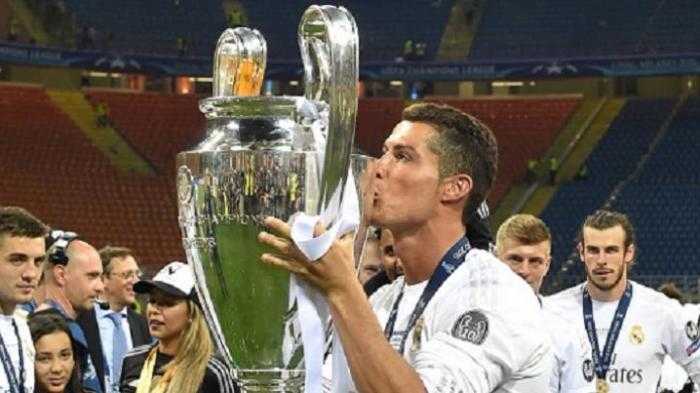 Ronaldo.mencium Tropy Liga Champions Eropa (sumber.tribunnews.com)