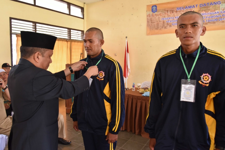 Bupati Bangka Tarmizi Saat memasang tanda peserta pelatihan (dok Humas Bangka)