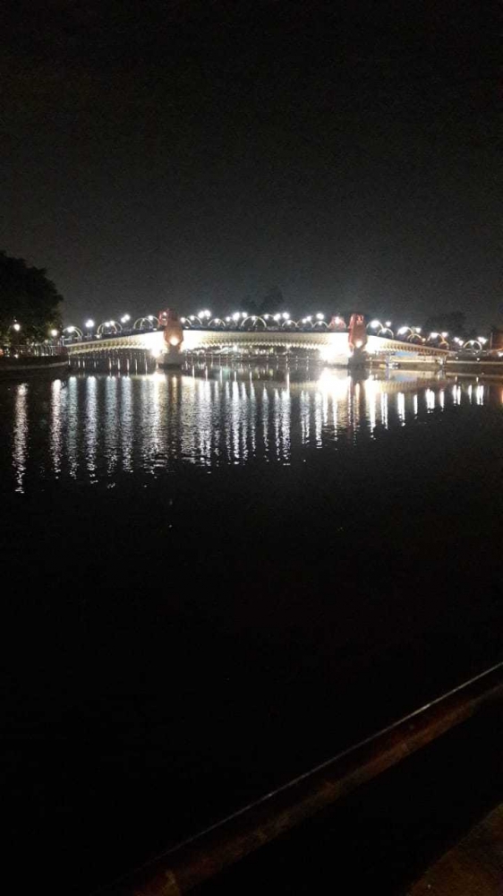 Jembatan kaca di malam hari| Dokumentasi pribadi